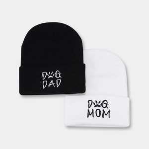 Strickmützen-Set mit Dog Dad und Dog Mom Bestickung in Schwarz und Weiß