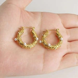 Elegant 18K gold-plated U-shaped stainless steel earrings with white pearls and crystals