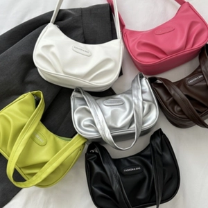 Sacs baguette en cuir PU de six couleurs présentés sur une veste de costume grise