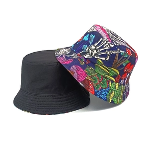 Cappello a secchiello reversibile con stampa di funghi teschio psichedelici e cotone nero classico