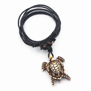 Collana con ciondolo a tartaruga intagliata a mano con cordino nero regolabile e dettagli