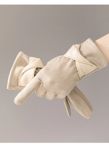 Détail de gants en similicuir beige avec des brides croisées en cuir PU au niveau du poignet