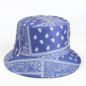 Detail eines dunkelblauen Fischerhuts mit klassischem weißen Paisley-Bandana-Muster