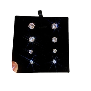 Set mit vier Paaren magnetischer Silber-Zirkonia-Ohrringe auf schwarzer Displaykarte