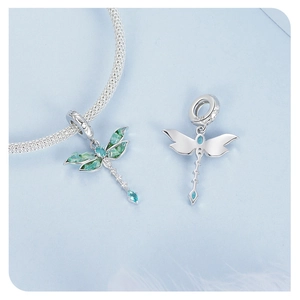 Détail du charm libellule en argent S925 avec cristaux verts pour bracelet maille