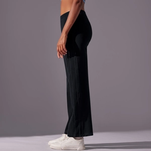 Vista lateral de joggers de pana negros con cintura alta y textura de canalé fino