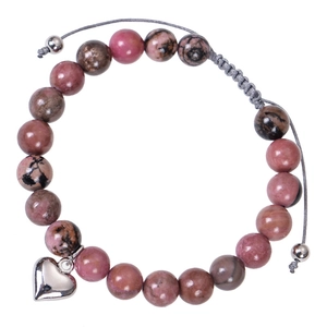 Détail du bracelet tressé en pierre zébrée rose avec pendentif cœur argenté et cordon