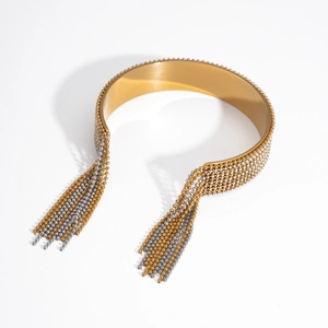 Détail d'un bracelet ouvert bicolore or et argent avec des franges de chaînes à perles