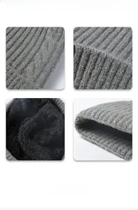 Detail der grauen Strickmütze mit dickem Fleece-Futter und Rippenstruktur für Winterwärme