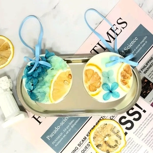 Moules à savon DIY montrant des tablettes de cire parfumées avec fleurs séchées bleues