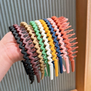 Detail of colorful matte wavy headbands with non-slip tooth design for women hairstyles