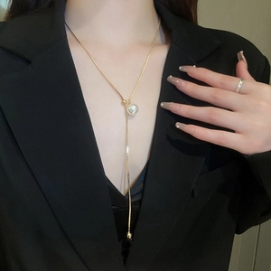 Élégant collier long à pampilles en perles en acier titane doré avec perle blanche