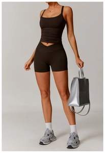Détail de la taille haute croisée et du tissu de sport sur le short de sport marron