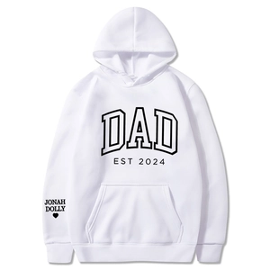 Gros plan du sweat à capuche blanc avec imprimé DAD EST 2024 et noms sur les manches