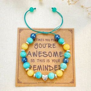 Bracelet perles fait main avec pendentif cœur et carte cadeau inspirationnelle