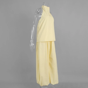 Détail du haut licou jaune clair et du pantalon large avec texture en coton et lin