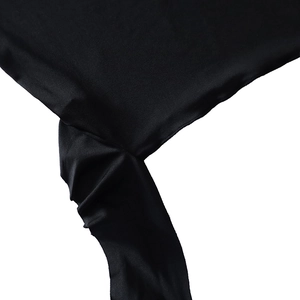 Gros plan sur les détails du tissu noir à volants montrant texture et drapé souple
