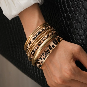 Set di 10 bracciali in pelle leopardata e metallo dorato con finitura vintage chic