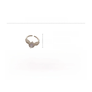 Macro shot of zircon flower ring detailing dimensions and 3.2g copper silver material