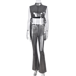 Dettaglio completo due pezzi argento metallizzato con gilet a collo alto e pantaloni