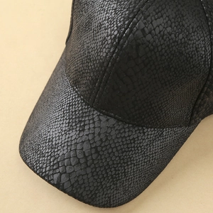 Detailopname van zwarte honkbalpet met premium imitatieslangenhuid patroon textuur
