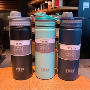 Close-up of TYESO 530ml vacuum insulated bottles in matte black, green and navy finishes