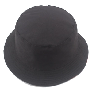 Cappello a secchiello nero classico con cuciture resistenti e tesa parasole pieghevole