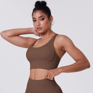 Dettaglio del reggiseno sportivo marrone scuro con scollo a U e ampia fascia elastica