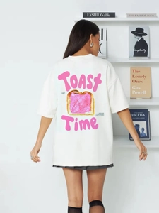 Λευκό βαμβακερό μπλουζάκι με ροζ στάμπα Toast Time και σχέδιο ψωμιού στην πλάτη