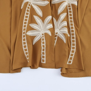 Robe longue marron avec broderie de palmier blanc et taille haute pour style de vacances