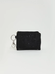 Primer plano del mini monedero de strass negro con llavero de metal plateado y cierre