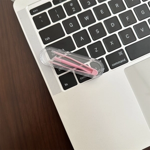 Kit per lenti a contatto con pinzetta e ventosa rosa in una custodia portatile