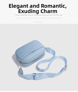 Dettaglio borsa fotografica azzurra in PU martellato con ampia tracolla in nylon