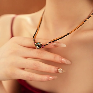 Collana a doppio strato di perline placcate in oro con ciondolo etnico chic
