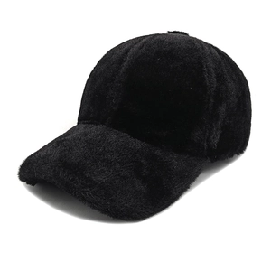 Dettaglio della trama in peluche nero e della visiera curva di questo berretto invernale