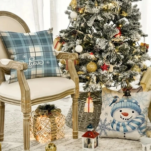 Vue détaillée des housses de coussin de Noël en lin avec bonhomme de neige et Believe