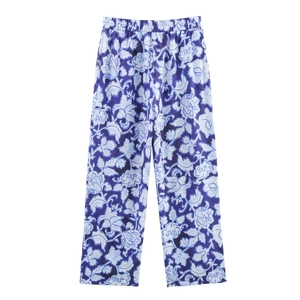 Gros plan du pantalon droit bleu roi à imprimé floral avec taille élastique