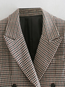 Women's plaid double-breasted blazer in houndstooth fabric with peak lapels and black buttons