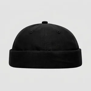 Bonnet docker noir classique pour enfants en coton avec coutures et bouton sur le dessus