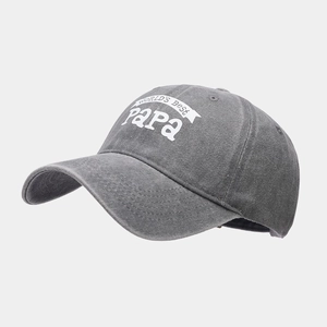 Détail de la casquette de baseball en coton gris délavé avec imprimé blanc Papa