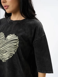 Λεπτομερής όψη λαιμόκοψης βαμβακερού T-shirt με vintage σχέδιο καρδιάς