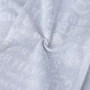 Gros plan sur les coutures de qualité et la texture respirante d'un bonnet de cyclisme