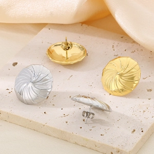 Detailaufnahme der spiralförmigen Halbkreis-Ohrstecker in Gold- und Silber-Optik