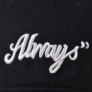 Detailaufnahme der weißen Always 3D-Stickerei auf einer schwarzen Baumwoll-Baseballkappe