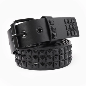 Ceinture punk en cuir noir avec triple rangée de clous pyramides et boucle métallique