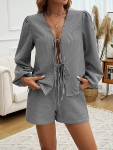 Dettaglio del completo da donna a due pezzi a scacchi bianchi e neri con top e pantaloncini