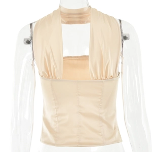 Detailweergave van beige satijnen halter-top korset op een transparante etalagepop