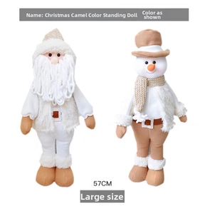 Dettaglio delle statuette natalizie in peluche color crema e cammello da 57 cm