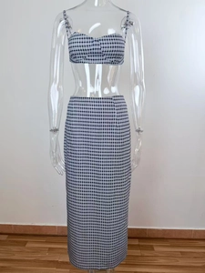Détail de l'ensemble haut court et jupe midi avec motif à carreaux vichy noir et blanc