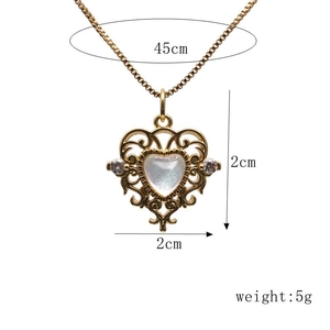 Detailansicht des Herzanhängers mit Muscheleinlage und Größenangaben der Goldkette
